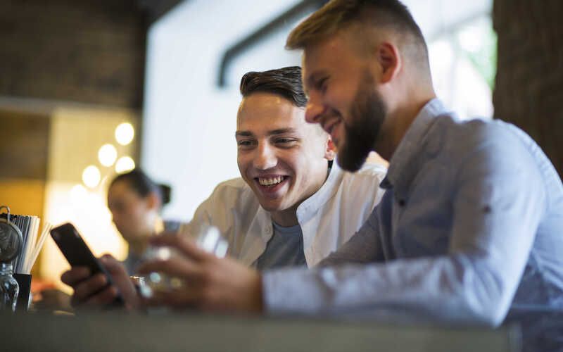 Como o aluguel de celular facilita a logística em eventos de grande porte