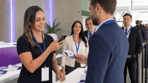 Celular para credenciamento em evento corporativo