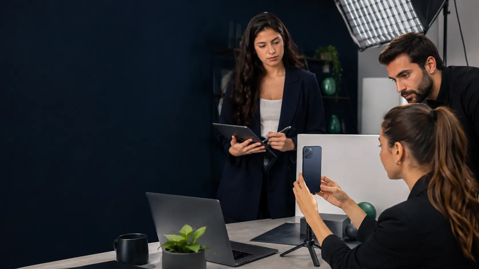 Aluguel de celular para empresas de software com equipe de QA testando aplicativos em um device lab.